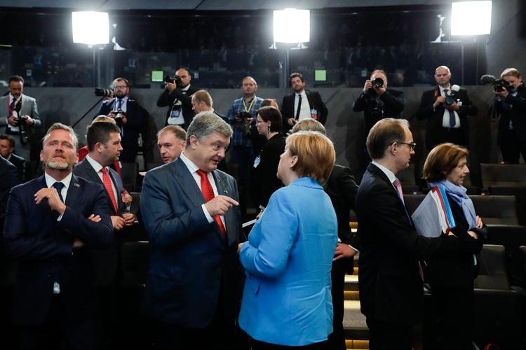 Anders Samuelsen vil gribe ud efter en lederrolle i EU. Her er han i selskab med Tysklands kansler, Angela Merkel, og Ukraines præsident, Petro Poroshenko, ved et Nato-topmøde i sommer. Foto: Markus Schreiber/Ritzau Scanpix
