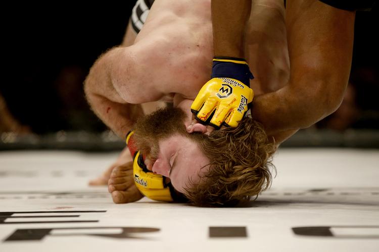 2.500 højlydte tilskuere fyldte K.B. Hallen, da danmarkshistoriens største stævne indenfor kampsporten Mixed Martial Arts, MMA, blev afholdt. Kampene blev tv-transmitteret til hundredtusindvis af seere fra hele verden. Søren Bak mod Morgan Charriere i Interim Featherweight Title Fight. Foto: Finn Frandsen/POLFOTO