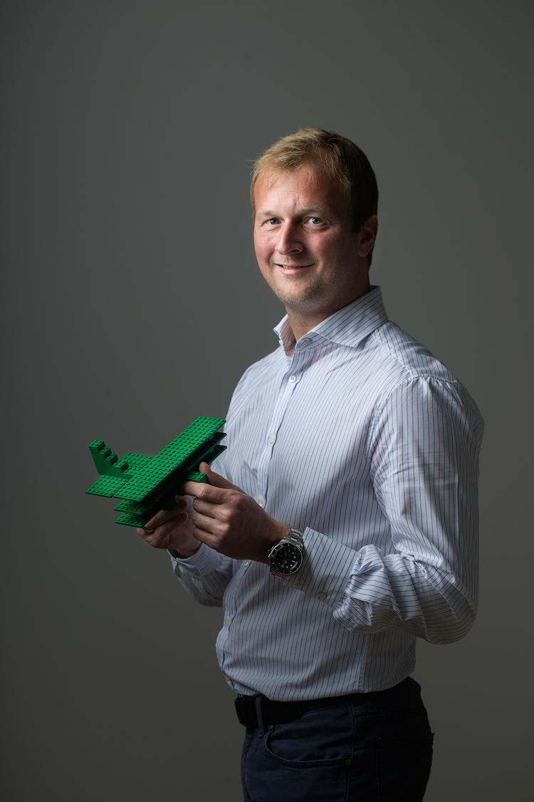 Far, Kjeld Kirk Kristiansen, overlod Lego-bestyrelsesposten til sønnen Thomas Kirk Kristiansen i denne uge. Dermed er han manden, der skal føre Legos læring gennem leg-dna videre.  Foto: Mathias Svold/POLFOTO