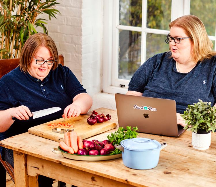 Kay Featherstone og Kate Allinson ville egentlig bare tabe sig.  De skrev en kogebog med deres opskrifter. Nu sælger de hurtigere end Jamie Oliver. Foto: Mike English Foto: Mike English