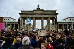 Tusinder af skoleelever ved Brandenburger Tor under fredagens demonstration for klimaet i Berlin, der havde svensk gæstetaler til glæde for De Grønne. Foto: Tobias Schwarz/Ritzau Scanpix