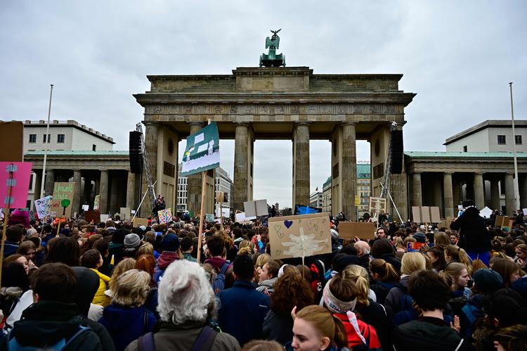 Tusinder af skoleelever ved Brandenburger Tor under fredagens demonstration for klimaet i Berlin, der havde svensk gæstetaler til glæde for De Grønne. Foto: Tobias Schwarz/Ritzau Scanpix