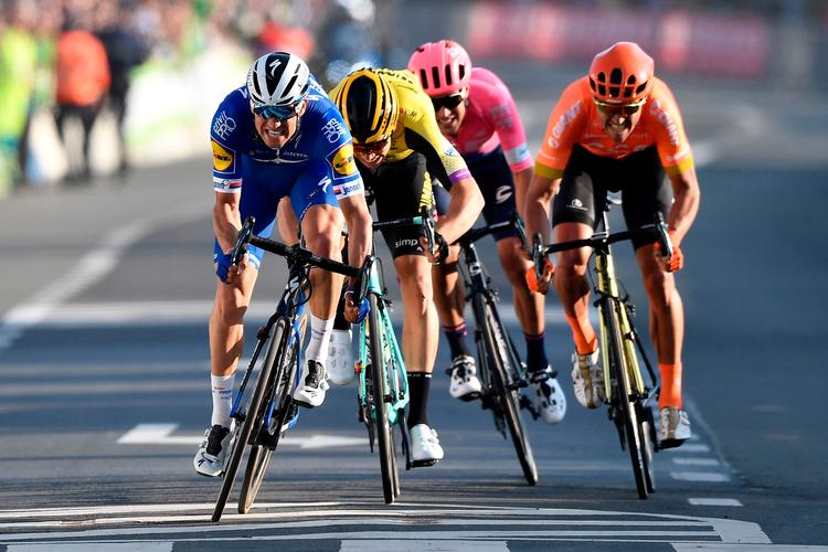 Zdenek Stybar spurter sig til sejren i WorldTour-løbet E3 BinckBank Classic. Foto: Eric Lalmand/Ritzau Scanpix