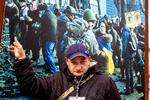  Oleg Karas deltog i protesterne på Maidan-pladsen i 2014. Han peger på selv på fotostaten, hvor han optræder maskeret. 
   Foto: Jens Bostrup