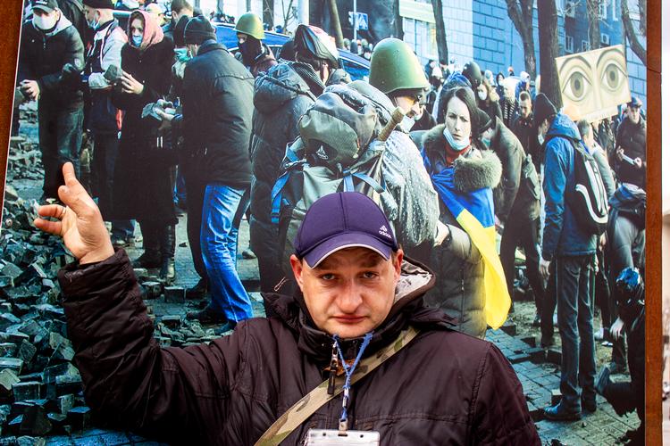  Oleg Karas deltog i protesterne på Maidan-pladsen i 2014. Han peger på selv på fotostaten, hvor han optræder maskeret. 
   Foto: Jens Bostrup