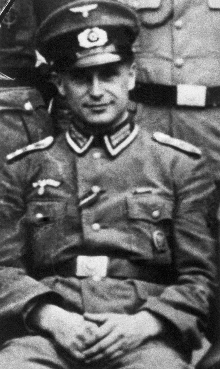 
    SS-Obersturmfuhrer Klaus Barbie, kaldet 'Slagteren fra Lyon', stiller op til foto i sin uniform, fremstillet af Hugo Boss. Som familien Reimann tjente også det selskab styrtende med penge i nazitiden Foto: /ASSOCIATED PRESS