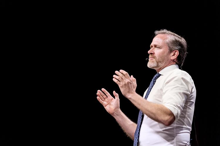 »For hver gang, den offentlige sektor i dag bruger 100 kroner, foreslår vi, at den året efter skal have lov til at bruge 99,80 kroner. Det er ikke en massakre«, siger Anders Samuelsen ved partiets landsmøde i København. 
   Foto: Bax Lindhardt/Ritzau Scanpix