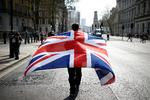 Demonstranter var mødt op foran det britiske parlament i går, hvor endnu et forsøg at vedtage en plan for Storbritanniens exit fra den Europæiske Union gik galt. Samtidig, klokken 23 i går, udløb den oprindelige deadline for Brexit.  Foto: Henry Nicholls/Ritzau Scanpix