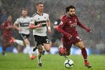Mohamed Salah (t.h.)  og Liverpool er på jagt efter mesterskabet.  Foto: Glyn Kirk/Ritzau Scanpix
