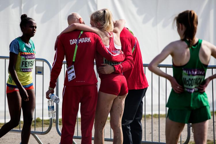 Anna Emilie Møller var helt udmattet, da hun krydsede målstregen. Foto: Emma Sejersen/POLFOTO