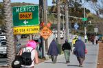 
    Fredag truede han med at lukke grænsen til Mexico, hvis den nærmeste nabo mod syd ikke stopper de karavaner af migranter, der rejser nordpå i håb om et bedre liv i USA. Sandy Huffaker/Getty Images/AFP  Foto: Sandy Huffaker/AFP