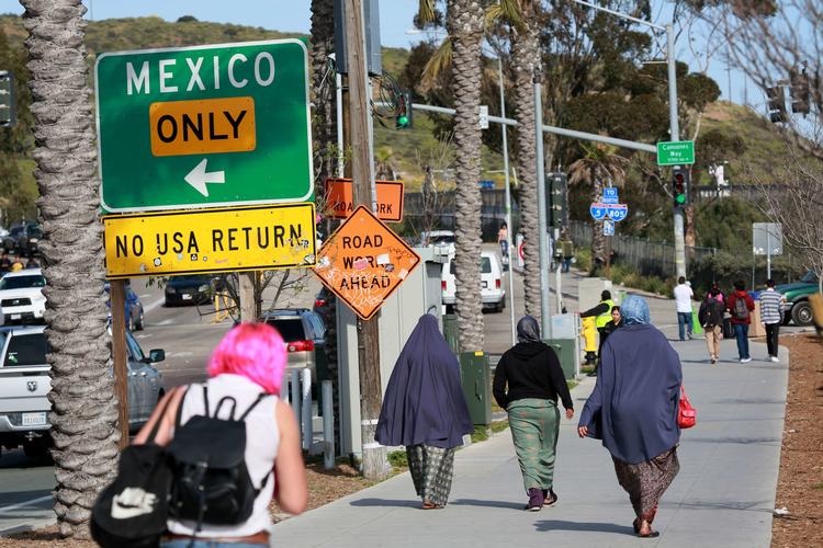
    Fredag truede han med at lukke grænsen til Mexico, hvis den nærmeste nabo mod syd ikke stopper de karavaner af migranter, der rejser nordpå i håb om et bedre liv i USA. Sandy Huffaker/Getty Images/AFP  Foto: Sandy Huffaker/AFP