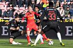 FCN's Mikkel Rygaard (i rødt) forsøger at slippe fri fra FCM-spillernes jagt efter bolden. Rygaard blev tidligt småskadet, men spillede det meste af kampen i Herning.
   
   Foto: Jens Nørgaard Larsen/Ritzau Scanpix