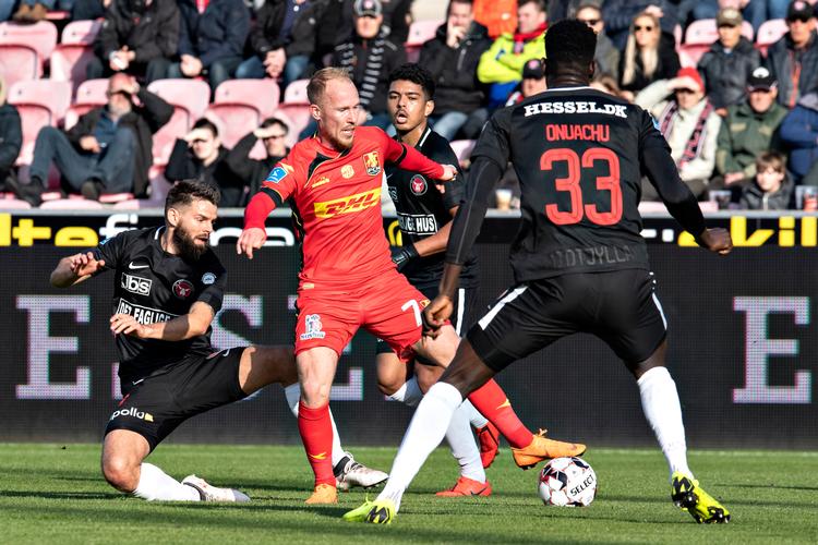 FCN's Mikkel Rygaard (i rødt) forsøger at slippe fri fra FCM-spillernes jagt efter bolden. Rygaard blev tidligt småskadet, men spillede det meste af kampen i Herning.
   
   Foto: Jens Nørgaard Larsen/Ritzau Scanpix