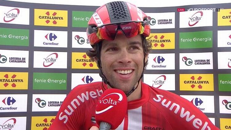 En glad Michael Matthews interviewes efter sin anden etapesejr i Volta a Catalunya. 