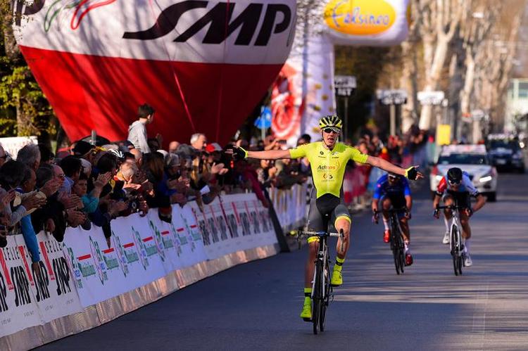 Mikkel Bjerg (yderst t.h.) vinder spurten om andenpladsen bag den sikre vinder af 4. etape i Settimana Coppi e Bartali belgieren Ludovic Robeet. 