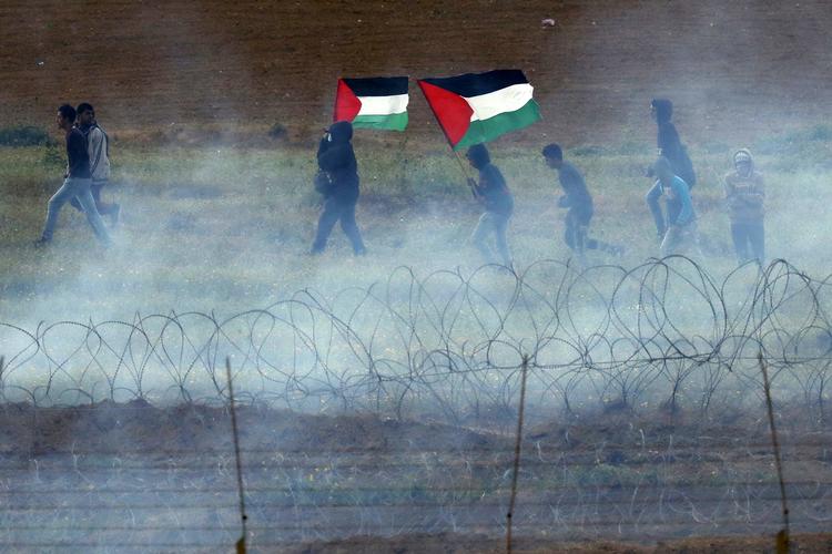 Fire unge palæstinensere er dræbt under en stor protestmarch langs grænsen til Israel ved Gazastriben lørdag. (Photo by JACK GUEZ / AFP)
   Foto: Jack Guez/Ritzau Scanpix