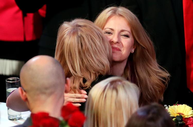 
    Med 13,9 procent af stemmerne talt op lørdag aften dansk tid står 45-årige Zuzana Caputova til at få 57,6 procent af stemmerne. REUTERS/David W Cerny
   Foto: David W Cerny/Ritzau Scanpix