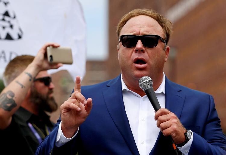 Alex Jones er her fotograferet ved  et vælgermøde for tilhængere af Donald Trump i 2016 i Cleveland, Ohio. Donald Trump har rost hans udsendelser, og de to er ifølge Alex Jones fortsat tætte. 
   Foto: Lucas Jackson/Ritzau Scanpix
