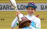 Miguel Angel Lopez med den store pokal, som han sikrede sig med den samlede sejr i Volta a Catalunya. Foto: Astana/Getty Images. 