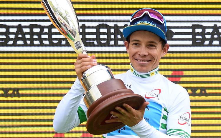 Miguel Angel Lopez med den store pokal, som han sikrede sig med den samlede sejr i Volta a Catalunya. Foto: Astana/Getty Images. 