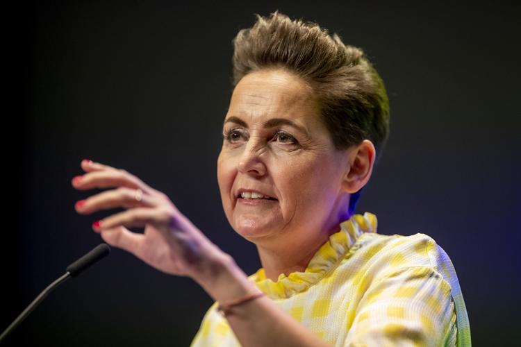 
    Formand Pia Olsen Dyhr holder tale i forbindelse med at SF afholder landsmøde på Comwell i Kolding. 
 (Foto: Frank Cilius/Ritzau Scanpix)
   Foto: Frank Cilius/Ritzau Scanpix