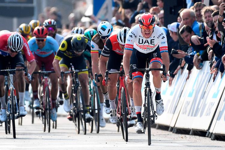 Nordmanden Alexander Kristoff slår overbevisende til i spurten efter de 252 km i Gent-Wevelgem.
 Foto: Yorick Jansens/Ritzau Scanpix
