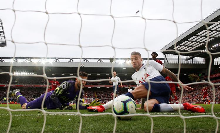 
  Et klodset selv mål af Tottenhams Toby Alderweireld sendte tre point til Liverpool. Foto: Andrew Yates/Ritzau Scanpix