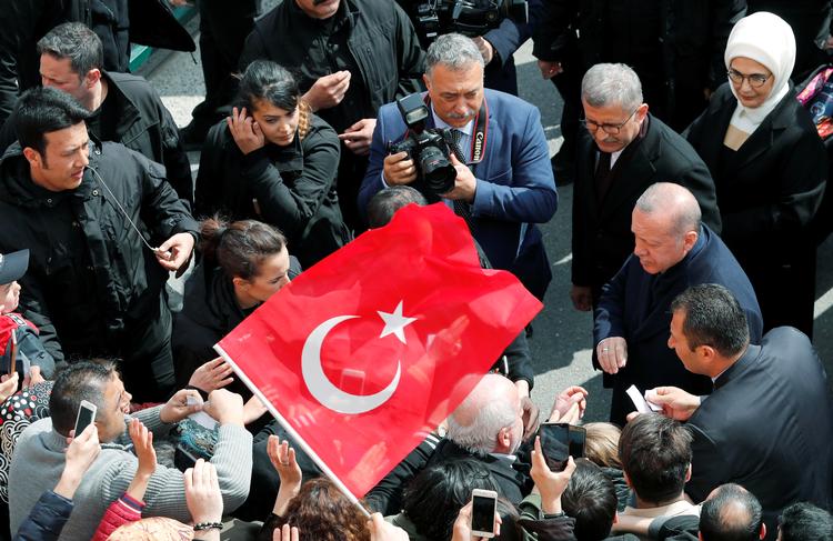 En økonomisk krise og en svækket tyrkisk lira er nogle af hovedårsagerne til, at Erdogan og AKP mister opbakning. REUTERS/Murad Sezer
   Foto: Murad Sezer/Ritzau Scanpix