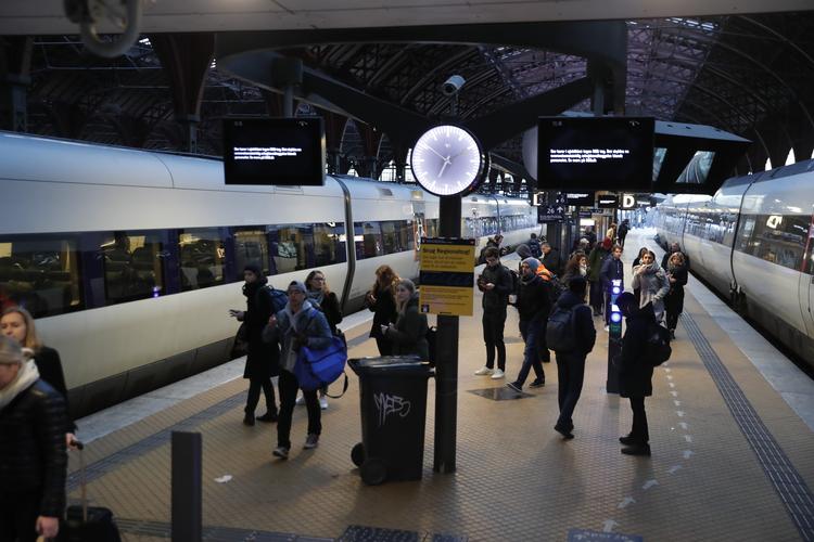 Morgenens togpassagerer på Hovedbanegården går forgæves. Alle DSB's tog øst for Odense holder foreløbig stille. Foto: Jens Dresling/POLFOTO
