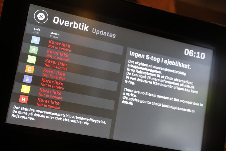 Ingen tog øst for Odense - heller ikke de købehavnske S-toge - kører lige nu. DSB kan intet sige om, hvornår lokomotivførerne igen går i arbejde. 
    

   Foto: Jens Dresling/POLFOTO