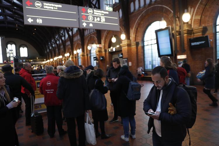 Togtrafikken på Københavns Hovedbanegård harhele morgenen været præget af aflysninger, fordi lokomotivførere strejker. Foto: Jens Dresling/POLFOTO