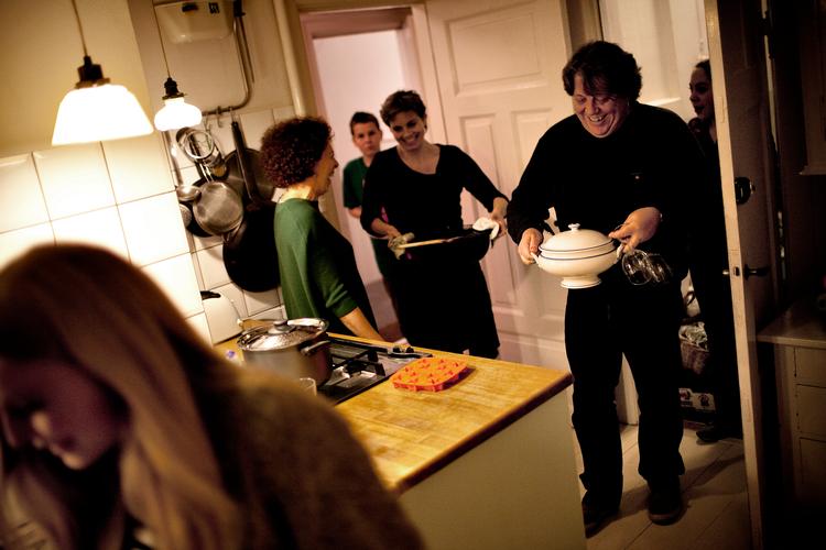 
    Lær dine naboer bedre at kende ved for eksempel at spise sammen en gang imellem som denne lille andelsforening på Østerbro. Her mødes man jævnligt til fællesspisning, hvor alle bidrager.


   Foto: Joachim Adrian/POLFOTO