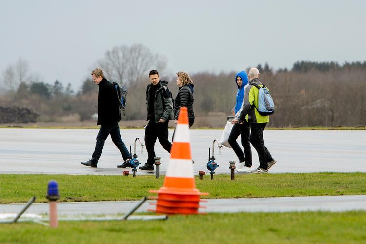 Den i 2017 20-årige Alireza Rafie i blå hættetrøje vender tilbage til lufthavnen i Odense i selskab med politiets udrejsehold. De afghanske myndigheder afviste at tage imod ham.
   Foto: Nils Lund Pedersen