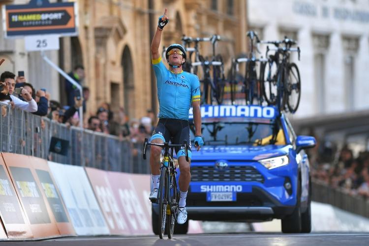 Jakob Fuglsang jubler over sejren på 5. etape i Tirreno-Adriatico - et af de løb, der har været med til at styrke hans position på verdensranglisten. Foto: Astana/Getty Images. 