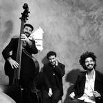 Den israelske jazztrio Shalosh tager på sit nye album livtag med både a-ha-klassikeren *Take On Me' og 'You'll Never Walk Alone', som fans af Liverpool FC har taget til sig som hymne. Pr-foto Yossi Zwecker