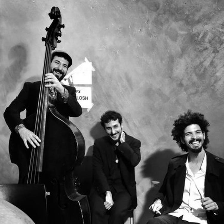 Den israelske jazztrio Shalosh tager på sit nye album livtag med både a-ha-klassikeren *Take On Me' og 'You'll Never Walk Alone', som fans af Liverpool FC har taget til sig som hymne. Pr-foto Yossi Zwecker