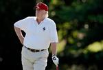 
Her står Donald Trump på 14. fairway under en turnering i Congressional Country Club i Maryland i 2012. Donald Trump har et handikap på 2,8, men den tror sportsskribenten Rick Reilly ikke på. 
»Hvis Trump er en 2,8, så er dronning Elisabeth stangspringer«, skriver han i ny bog. 
 Foto: Patrick Semansky/Ritzau Scanpix