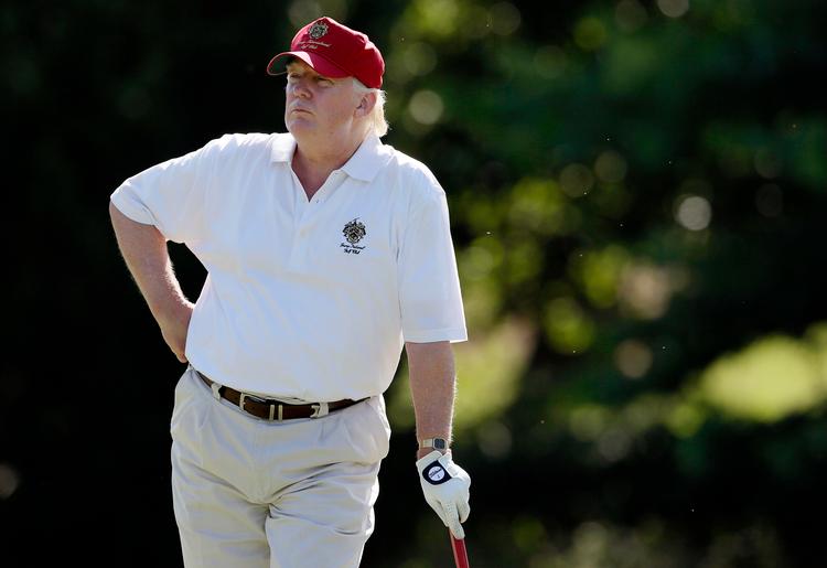 
Her står Donald Trump på 14. fairway under en turnering i Congressional Country Club i Maryland i 2012. Donald Trump har et handikap på 2,8, men den tror sportsskribenten Rick Reilly ikke på. 
»Hvis Trump er en 2,8, så er dronning Elisabeth stangspringer«, skriver han i ny bog. 
 Foto: Patrick Semansky/Ritzau Scanpix