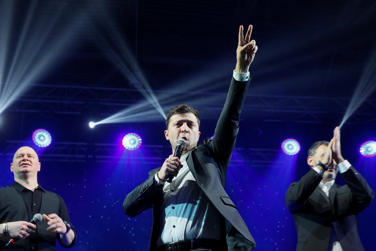 Tv-stjernen Volodymyr Selenskij er forberedt på en hård valgkamp mod Ukraine siddende præsident, Pewtro Porosjhenko, inden anden runde af præsidentvalget om tre uger.  Foto: Valentyn Ogirenko/Ritzau Scanpix