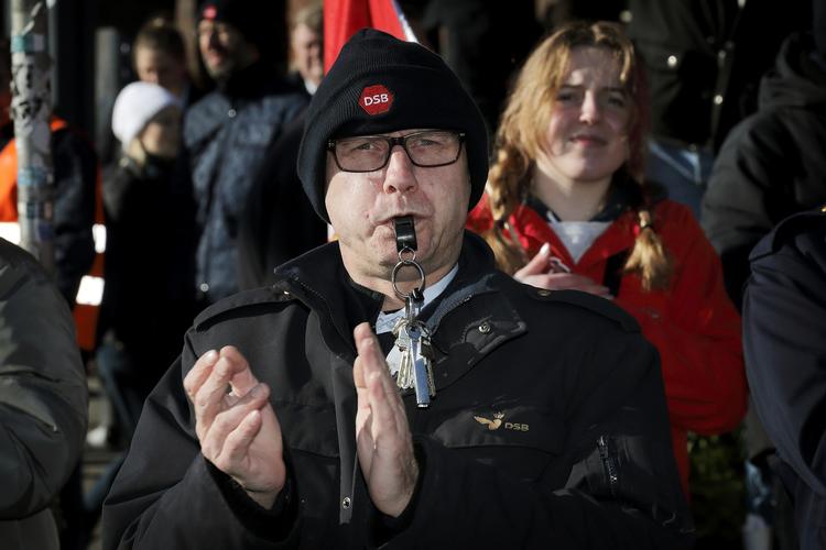 Demonstranter indtog Københavns Hovedbanegård i morges. 
   Foto: Jens Dresling/POLFOTO