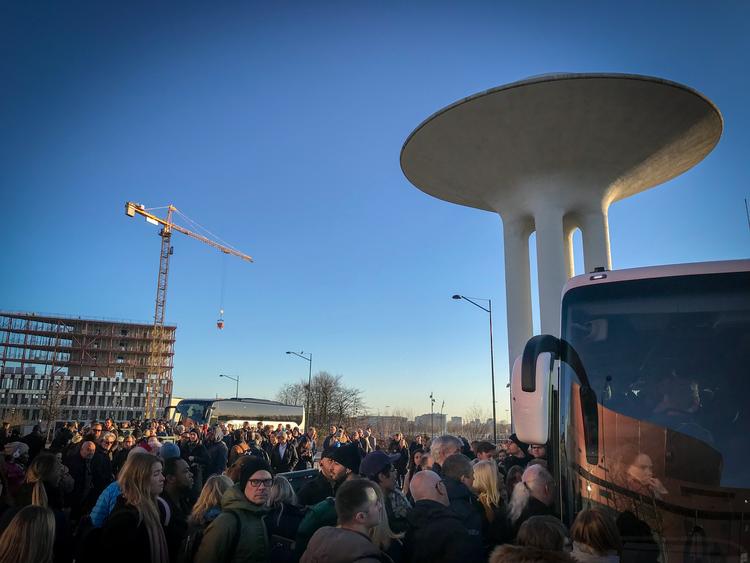 Ved Hyllie udenfor Malmø kæmpede desperate Øresundspendlere om at komme med de nødbusser, der var blevet indsat, da Øresundstoget strejkede. Og de lokale taxafirmaer havde en gylden dag. Foto: Per Munch