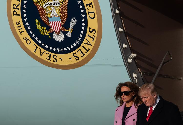 
   En whistleblower siger, at Trump-administrationen er gået imod sikkerhedsfolk og har givet en række personer adgang til Det Hvide Hus, selv om de på papiret ikke burde kunne få det. (Photo by NICHOLAS KAMM / AFP)
   Foto: Nicholas Kamm/Ritzau Scanpix