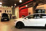 Den bæredygtige pris og de mange fordele er en væsentlig grund til at mange nordmænd, også her hos Teslaforhandleren i Lillestrøm ved Oslo, vælger elbil.   Foto: Lefteris Karagiannopoulos/Ritzau Scanpix
