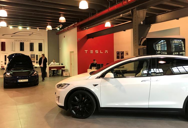 Den bæredygtige pris og de mange fordele er en væsentlig grund til at mange nordmænd, også her hos Teslaforhandleren i Lillestrøm ved Oslo, vælger elbil.   Foto: Lefteris Karagiannopoulos/Ritzau Scanpix