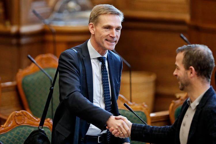 
Spørgetime med statsministeren på Christiansborg. Dansk Folkepartis leder Kristian Thulesen Dahl og Radikale Venstres Morten Østergaard hilser. (arkivbillede)
   Foto: Jens Dresling/POLFOTO