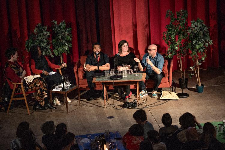 250 gæster var mødt op til Poptillæggets live-udgave af Ibyens Brevkasse. Kulturhuset Absalon på Sdr. Boulevard var aftenens vært.
   Foto: Jacob Ehrbahn/POLFOTO