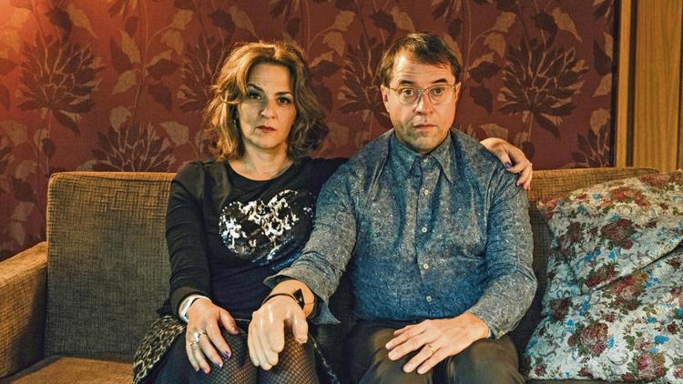 Rollerne som ægteparret Anepol i 'Arthurs Gesetz' spilles af to af Tysklands største tv-og filmstjerner, Jan Josef Liefer og Martina Gedeck. Pr-foto HBO Nordic