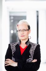 Flere af Johanna Sinisalos bøger er oversat til engelsk men med 'Solens kerne' udkommer hun for første gang på dansk.

   Foto: Katja Losonen