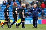 Cardiff-træner Neil Warnock nidstirrer dommerne efter en slem fejl, der kostede den nedrykningstruede klub fra Wales point mod Chelsea. Foto: Russell Cheyne/Ritzau Scanpix